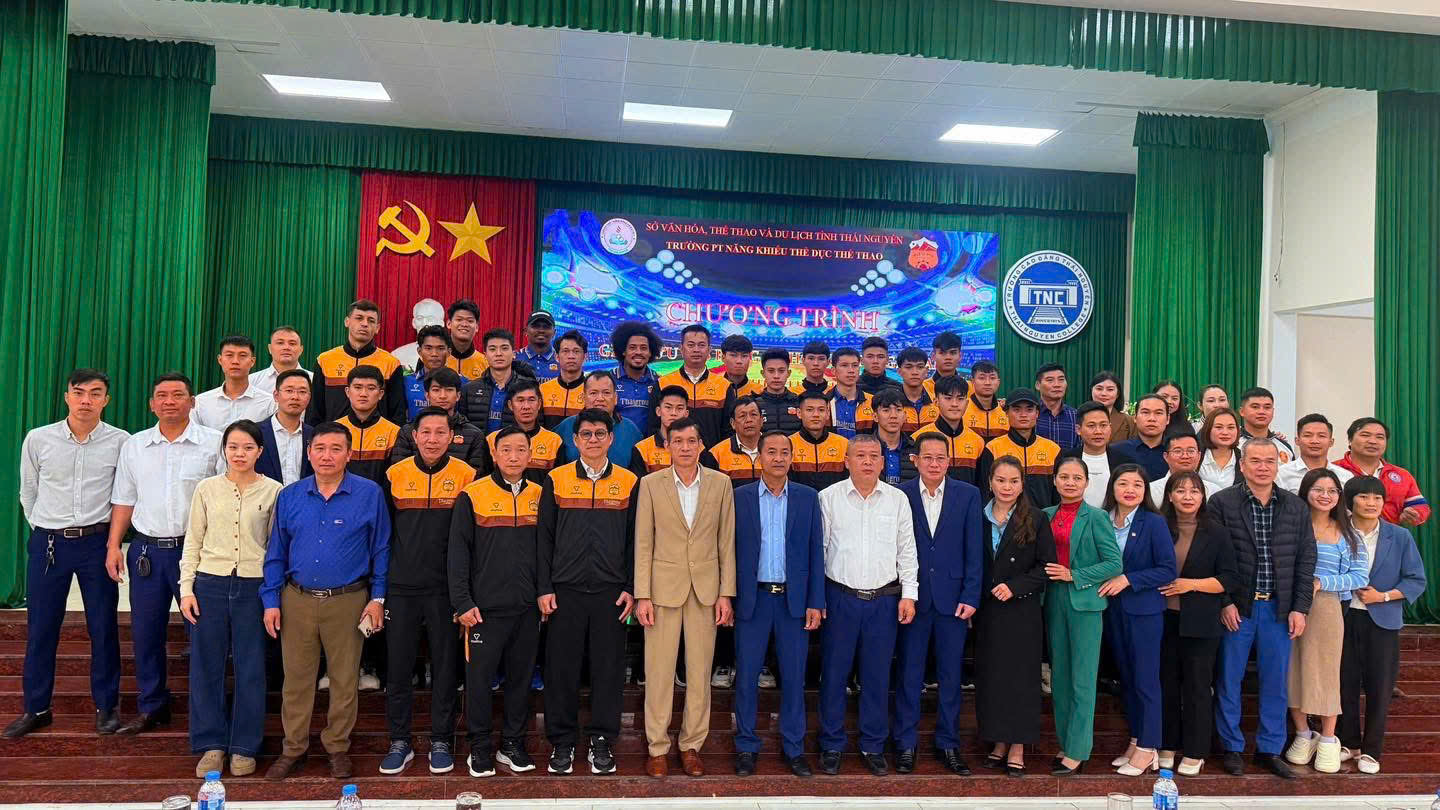 CLB HOÀNG ANH GIA LAI TRUYỀN LỬA ĐAM MÊ BÓNG ĐÁ CHO HỌC SINH TRƯỜNG PT NĂNG KHIẾU TDTT TỈNH THÁI NGUYÊN